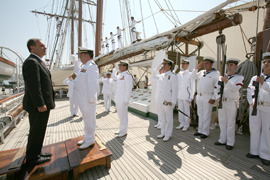 El ministro de Defensa, José Antonio Alonso, embarca en el J.S. Elcano y recibe el Almirante de acción marítima Mario Rafael Sánchez Barriga