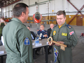 Durante el acto se ha transferido una llave que simboliza el control del espacio aéreo de los países bálticos.