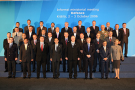 Foto de familia de la reunión de ministros de Defensa de la UE, celebrada en Kittilä (Finlandia)