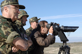El Ministro de Defensa, José Antonio Alonso, en el observatorio del campo de maniobras de San Gregorio