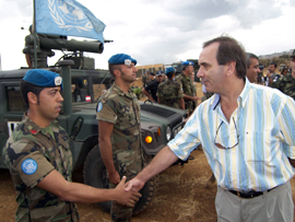 El ministro Alonso visita a las tropas españolas destacadas en Líbano
