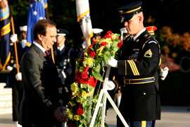 El ministro de Defernsa, José Antonio Alonso, deposita un corona de flores ante la tumba del soldado desconocido en el cementerio de Arlington, Washington