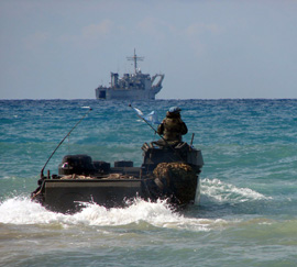 AAV's navegando con buque PIZARRO al fondo