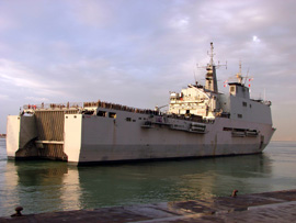 Buque de Asalto Anfibio 'Galicia' saliendo del puerto de Beirut, Libano