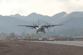 Avión del Ejército español procedente de Herat, con personal y material para la base militar en Qala e Naw  realizando con éxito una toma de reconocimiento  sobre la nueva pista