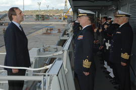 Saludo del ministro de Defensa a los componentes del buque de asalto anfibio 'Castilla'