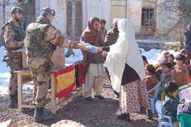 El contingente militar español desplegado en la ciudad afgana de Qala-i-Naw colabora con las autoridades locales en el desarrollo de un proyecto piloto para la creación de una escuela taller cuyo objetivo es la integración laboral de la mujer.