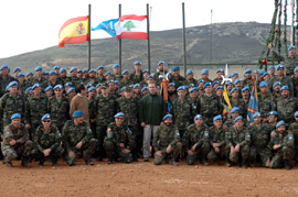 El ministro de Defensa durante su visita a las tropas en el Libano