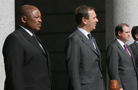 Los ministro de Defensa de España y la República de Sudáfrica, José Antonio Alonso y Mosiuoa Lekota, en la sede del Ministerio