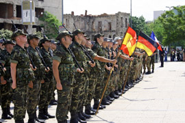 Tropas de España, Francia, Italia y Alemania formadas en la Plaza de España de Mostar