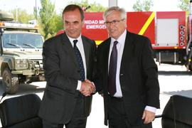 Los ministros de Defensa y de Industria, Turismo y Comercio, José Antonio Alonso y Joan Clos, respectivamente, han firmado hoy un Acuerdo Marco para el desarrollo y equipamiento industrial de la Unidad Militar de Emergencias (UME)