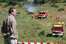 El Ministro de Defensa, José Antonio Alonso, asistió hoy al Ejercicio 'Beta 01/07' desarrollado por el II Batallón de Intervención en Emergencias de la UME en el campo de adiestramiento de la sierra del Retín, en la provincia de Cádiz