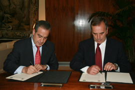 El ministro de Defensa, José Antonio Alonso, y el alcalde de l¿Hospitalet de Llobregat (Barcelona), Celestino Corbacho, han suscrito hoy un Protocolo General para la integración urbanística de los terrenos del Cuartel de La Remonta