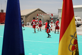 Militares Españoles entregan a niños Afganos camisetas de futbol donadas por el Real Zaragoza