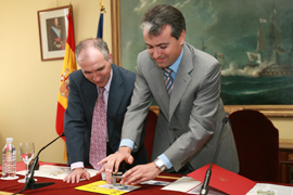 El secretario general de  Política de Defensa, Luis Cuesta, y el presidente de Correos, José Damián  Santiago Martín, han presentado hoy un sello denominado 'Fuerzas Armadas en  Misiones de Paz'.