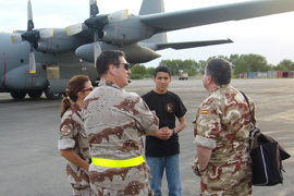 Bashir antes de subir al avión que le trasladó a Kabul