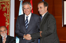 El presidente de la Xunta de Galicia, Emilio Pérez Touriño, y José Antonio Alonso, ministro de Defensa, en la firma del convenio sobre el uso compartido del hospital básico de la Defensa en Ferrol