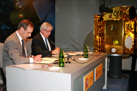 El Ministro de Defensa, José Antonio  Alonso, y el Ministro de Industria, Comercio y Turismo, Joan Clos, han firmado hoy  un Acuerdo del Programa Nacional de Observación de la Tierra por Satélite