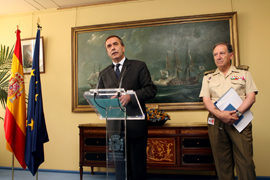 El ministro Alonso, durante su intervención en el Ministerio de Defensa junto al general Felix Sanz, jefe del Estado Mayor de la Defensa