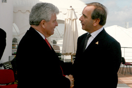 El ministro Alonso con su homólogo británico, Des Browne, en Evora, Portugal