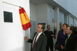 El Ministro de Defensa, José Antonio Alonso, ha  inaugurado hoy el nuevo laboratorio de Simulación de la Evolución de Ambientes  Interestelares y Planetarios, ubicado en el Instituto Nacional de Técnica Aeroespacial (INTA)