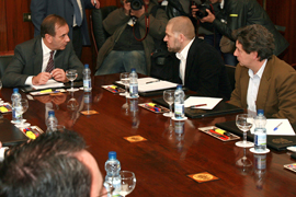 El Ministro de Defensa, José Antonio Alonso, se ha reunido con los representantes de las familias de los militares fallecidos en el accidente del Yak-42