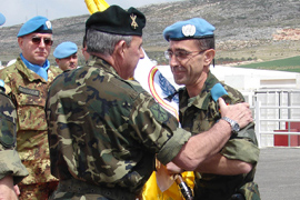 El gral. Medina entrega el guión de la Brigada 'Libre Hidalgo' al gral. de la Legión García Sánchez