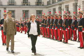 La ministra de Defensa, Carme Chacón, pasa revista a las tropas acompañada por el jefe de Estado Mayor del Ejército