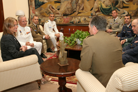 La ministra de Defensa, Carme Chacón con los números uno del IX Curso de Estado Mayor de las Fuerzas Armadas