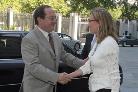 Carme Chacón, ministra de Defensa, con su homólogo de la República de Ecuador, Javier Ponce