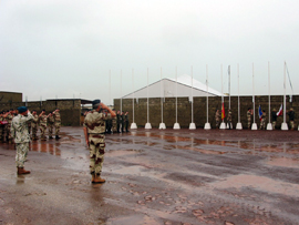 EL CONTINGENTE ESPAÑOL EN EL CHAD RINDE HOMENAJE A LOS 154 FALLECIDOS EN EL ACCIDENTE AÉREO
