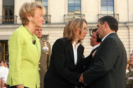 La ministra de Defensa, Carme Chacón saluda a los padres de la soldado Idoia Rodríguez