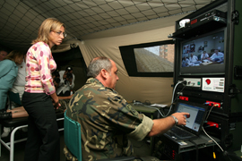 La ministra de Defensa, Carme Chacón, asiste a una demostración de telemedicina del Escalón Médico Avanzado de Tierra desplegado en el hospital Gomez Ulla