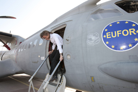 La ministra de Defensa visita el avión C-295 en Yamena (Chad)