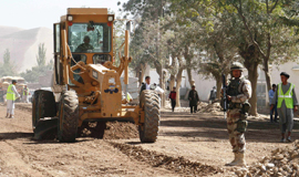 Obras de asfaltado en las calles de Qala e Naw, Afganistán