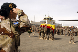 Homenaje en la base de  Herat a los fallecidos en el atentado de Afganistán