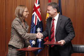 La ministra de Defensa Carme Chacón junto al ministro de Defensa de Australia  Joel Fitzgibbon