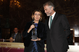 El Ministerio de Defensa ha recibido esta tarde el Premio FEDEPE 2008, presidido por la ministra de Igualdad, Bibiana Aído, el galardón ha sido recogido por la subsecretaria de Defensa, María Victoria San José