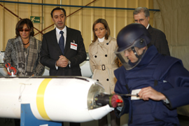 Carme Chacón, ministra de Defensa, durante la  rertirada de explosivo de una bomba de racimo en las instalaciones de la FAEX, El Gordo (Cáceres)