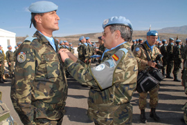 Imposición de medallas de Naciones Unidas en la Base Miguel de Cervantes