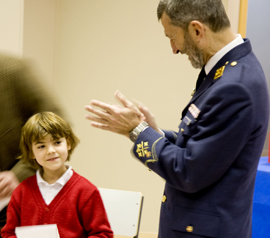 El general del Aire Julio Rodríguez recibe de los alumnos del colegio Gabriela Mistral las felicitaciones para los soldados españoles en el exterior