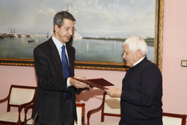 El secretario de Estado de  Defensa, Constantino Méndez, y el presidente de la Comunidad de Bardenas Reales  de Navarra, José Antonio Gayarre durante la firma del acuerdo
