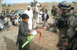 Militares espa&ntilde;oles de la Base de Herat reparten material escolar a los alumnos de la escuela mixta de Ziarat Jab de la localidad de Kariz e Sufi