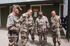 Luis Miguel Yag&uuml;e, coronel al mando de la Base de Apoyo Avanzado (FSB) de Herat (Afganist&aacute;n), preside la entrega de una ambulancia blindada al hospital militar de esta Base