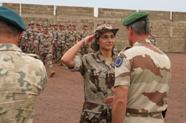 Imposici&oacute;n de condecoraciones a soldados espa&ntilde;oles en la base de Camp Europa en Yamena (Chad)