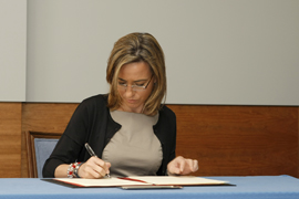 Carme Chac&oacute;n, ministra de Defensa, firma la Directiva de Pol&iacute;tica de Defensa.