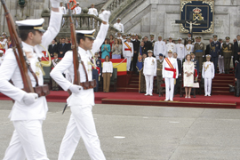 SS.MM. Los Reyes presiden el desfile en la Escuela Naval Militar de Mar&iacute;n