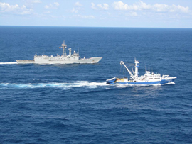 La Fragata Numancia junto al atunero espa&ntilde;ol Campolibre Alai en aguas situadas al Este de Somalia y Kenia