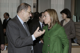 La ministra de Defensa Carme Chac&oacute;n con Javier Solana, Alto Representante para la Pol&iacute;tica Exterior y de Seguridad Com&uacute;n