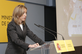 La ministra de Defensa Carme Chac&oacute;n durante la rueda de prensa